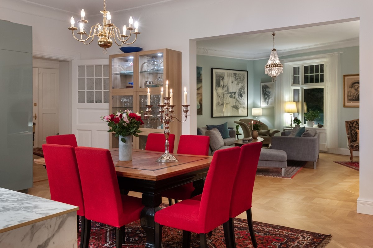 Hjørnestue og spisekjøkken ligger i flukt. Galleribilde