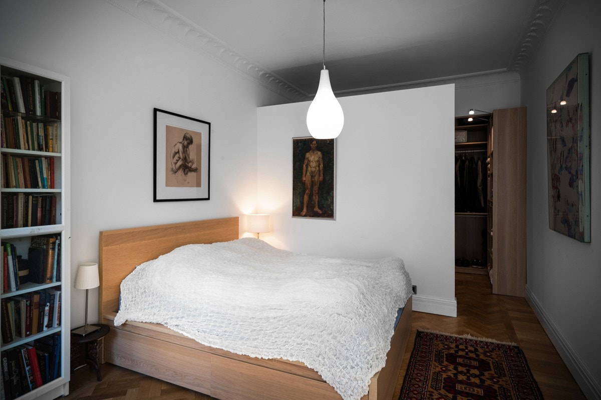 Stort hovedsoverom som ligger i suite-løsning med garderoberom og nydelig bad. Galleribilde