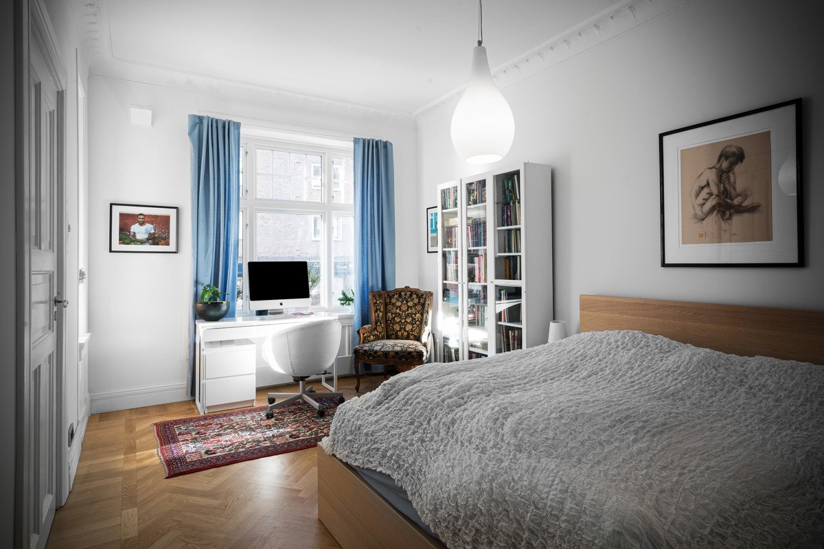 Stort hovedsoverom som ligger i suite-løsning med garderoberom og nydelig bad. Galleribilde