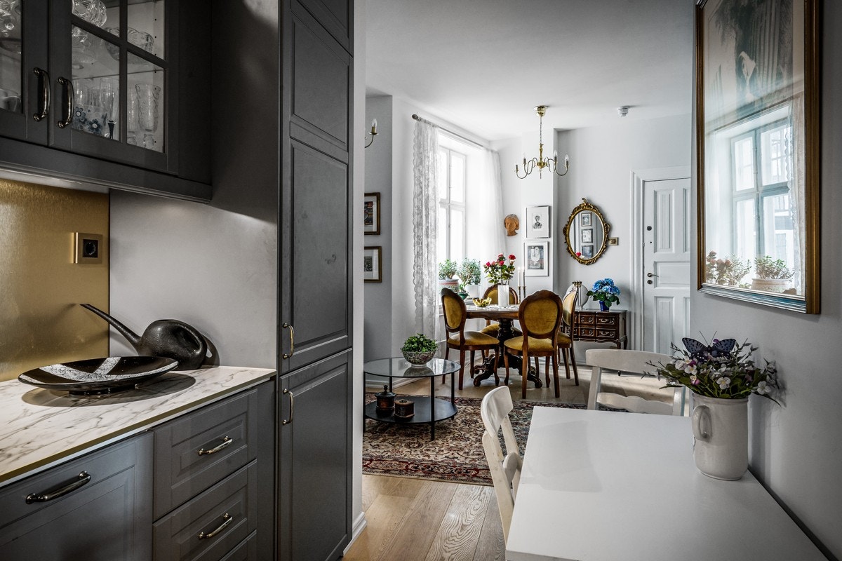 Deler av leiligheten er innredet som bi-leilighet, med moderne kjøkken, stue, soverom og lekkert bad. Galleribilde