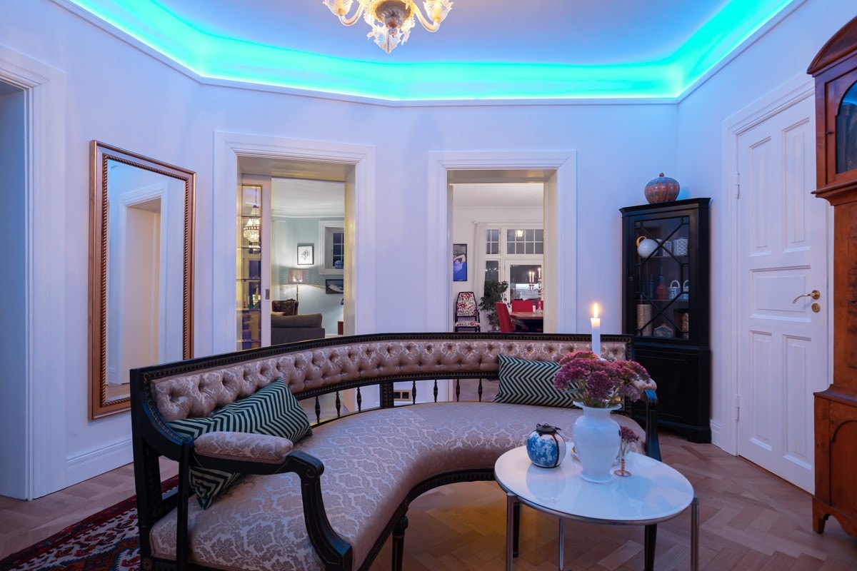 Det er LED-lyslist med ubegrenset fargevelger i hall. Galleribilde