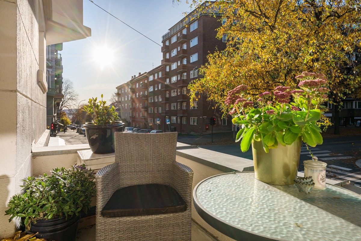 Vestvendt balkong på 6 kvm med gode solforhold. Galleribilde