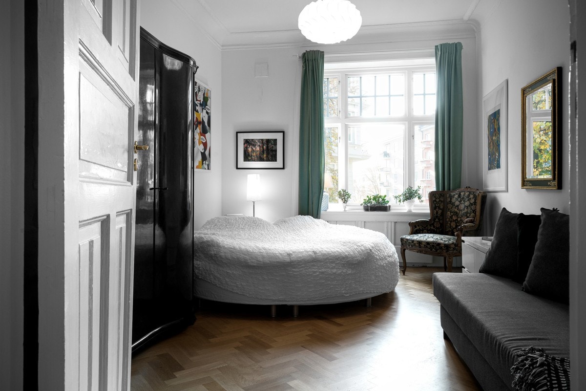 Gjesterommet er også av svært generøs størrelse. Samtlige vinduer ut mot gaten er nye og lydisolerte med 38 db. effekt. Galleribilde