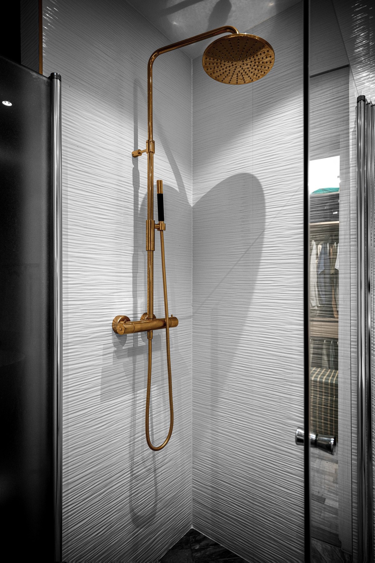 Badet har romslig dusjnisje og skjult opplegg for vaskesøyle. Galleribilde