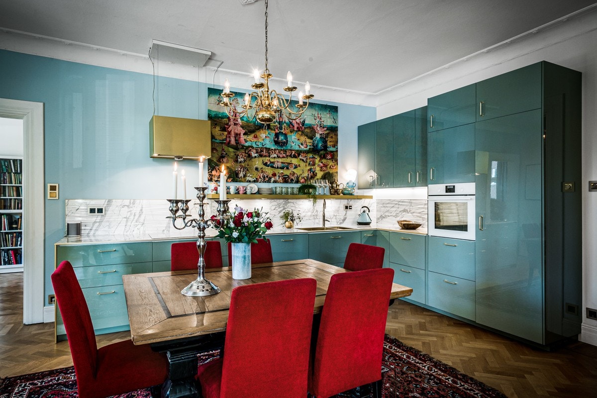 Kjøkkenet er svært romslig med god plass til stort spisestuebord. Galleribilde