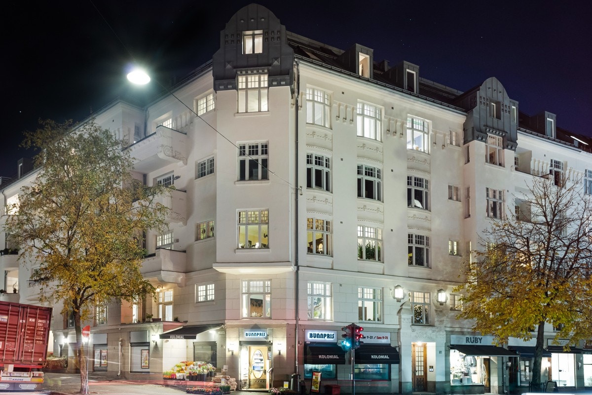 Leiligheten ligger i fornem bygård, med store leiligheter. Galleribilde