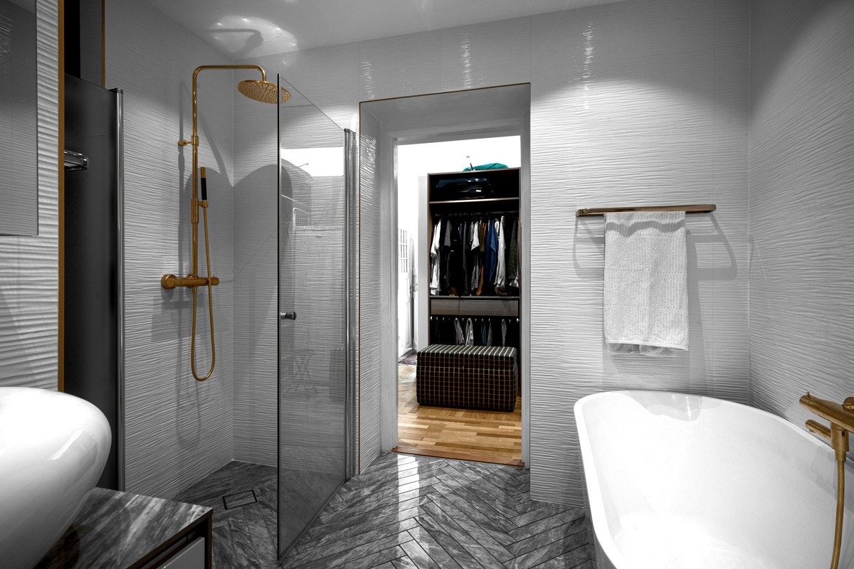 Lekkert bad som ligger i suite-løsning med hovedsoverom. Galleribilde