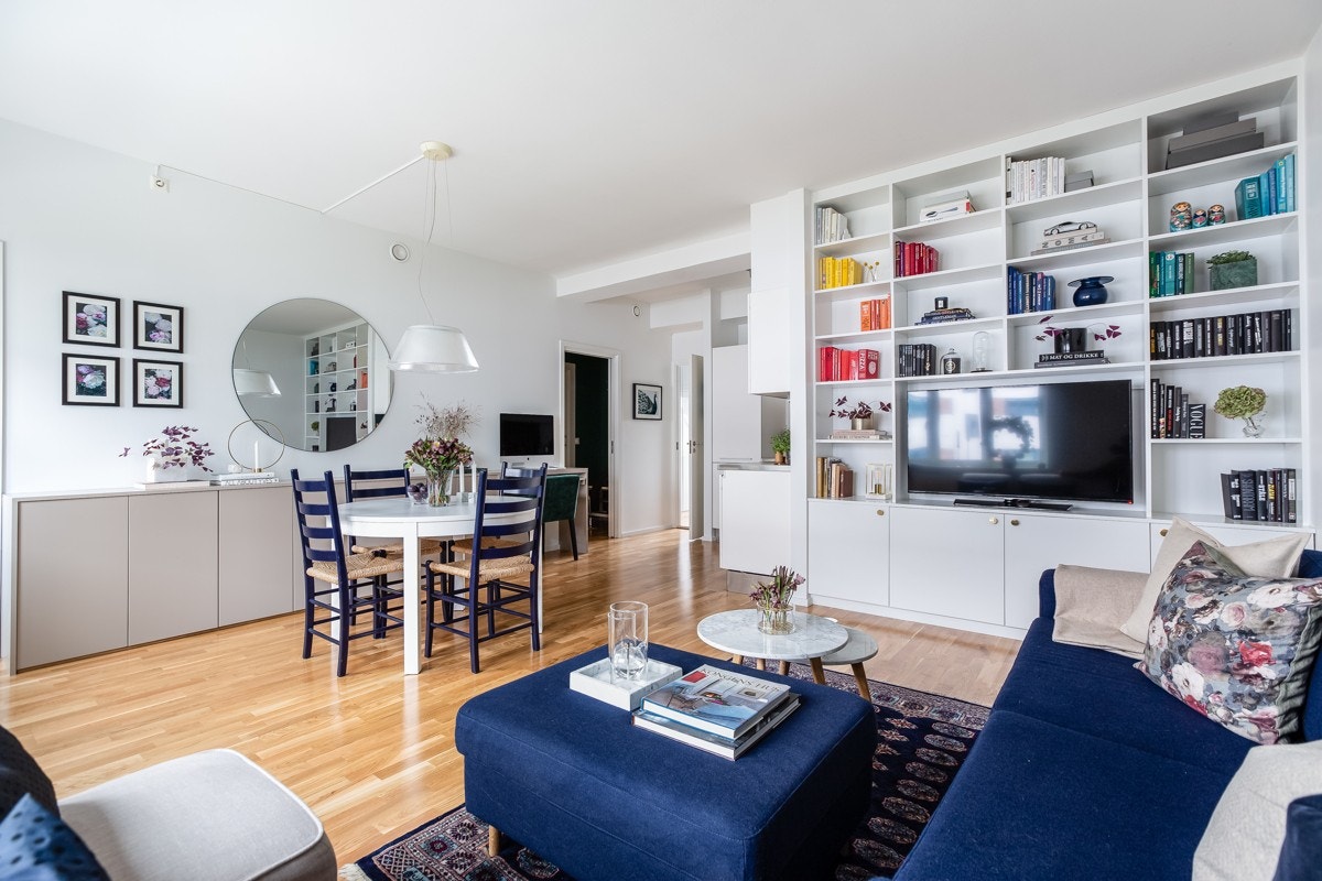 Åpen planløsnig mellom stue og kjøkken Galleribilde