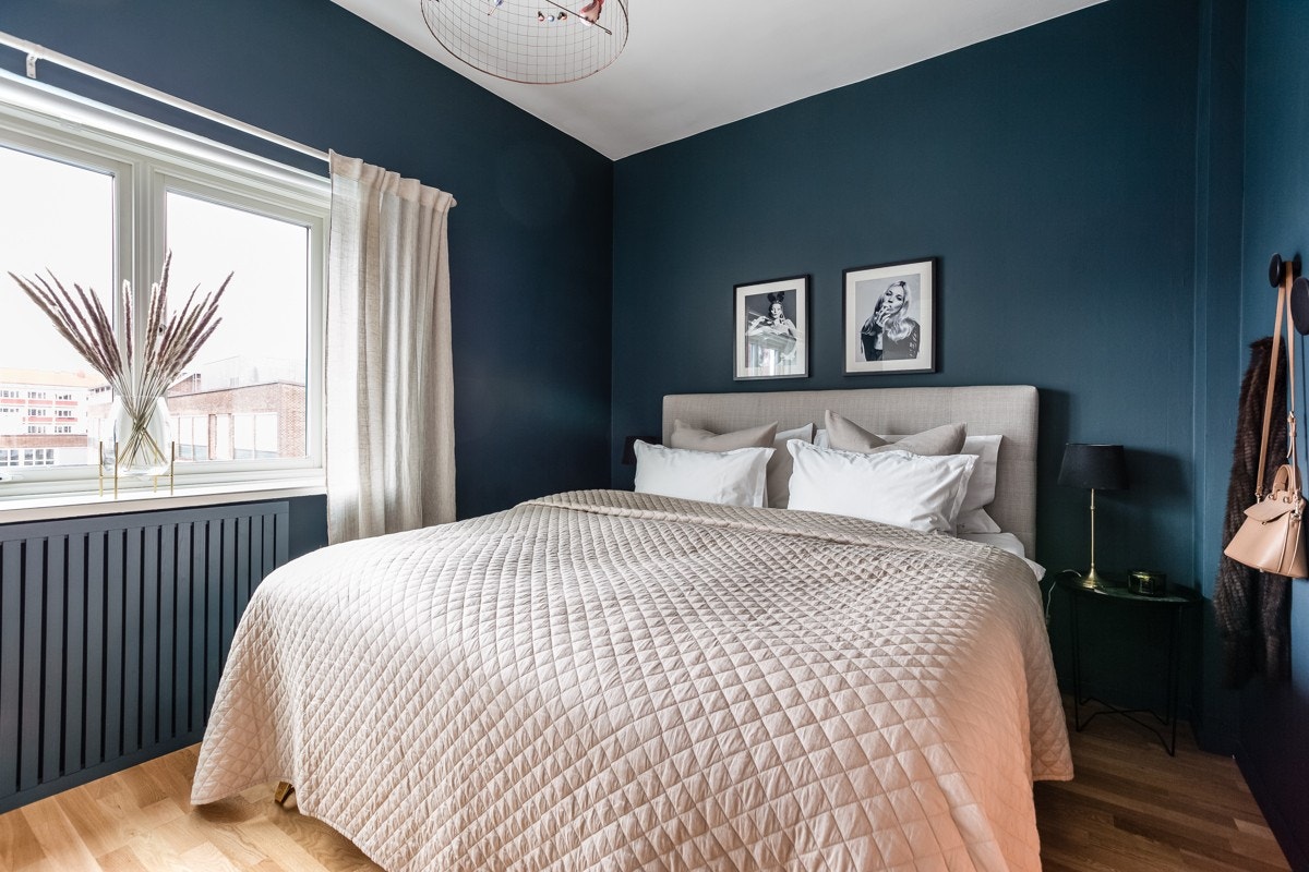 Romslig hovedsoverom med god plass til dobbeltseng, nattbord og garderobeskap Galleribilde