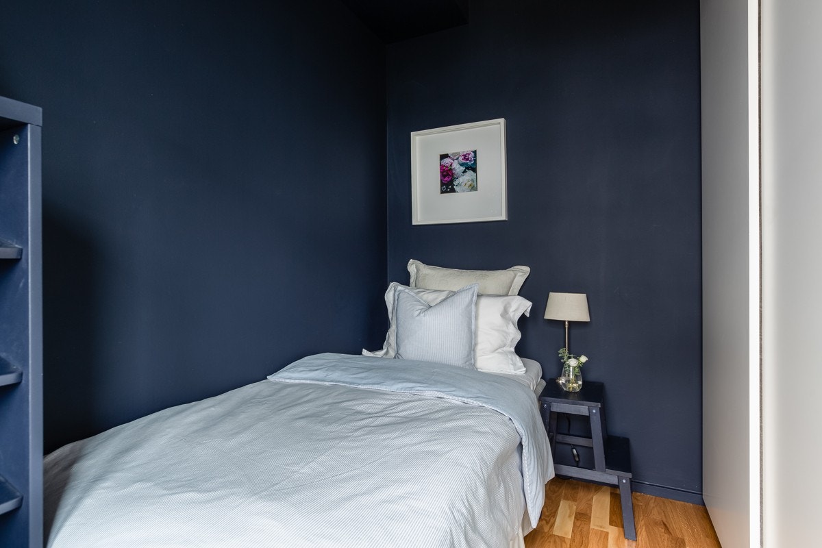 Soverom med plass til mindre dobbeltseng og garderobeskap Galleribilde