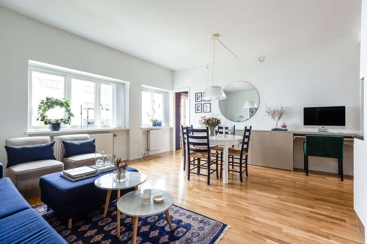 Stuen er stor med god plass til sofa og spisegruppe Galleribilde