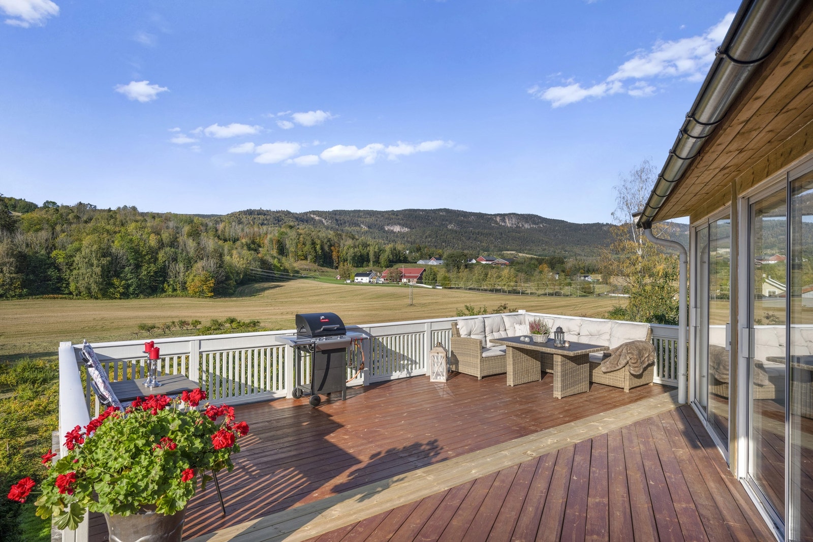 Usjenert og solrik terrasse Galleribilde