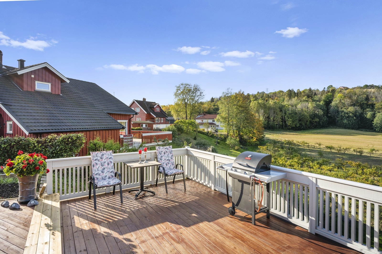 Usjenert og solrik terrasse Galleribilde