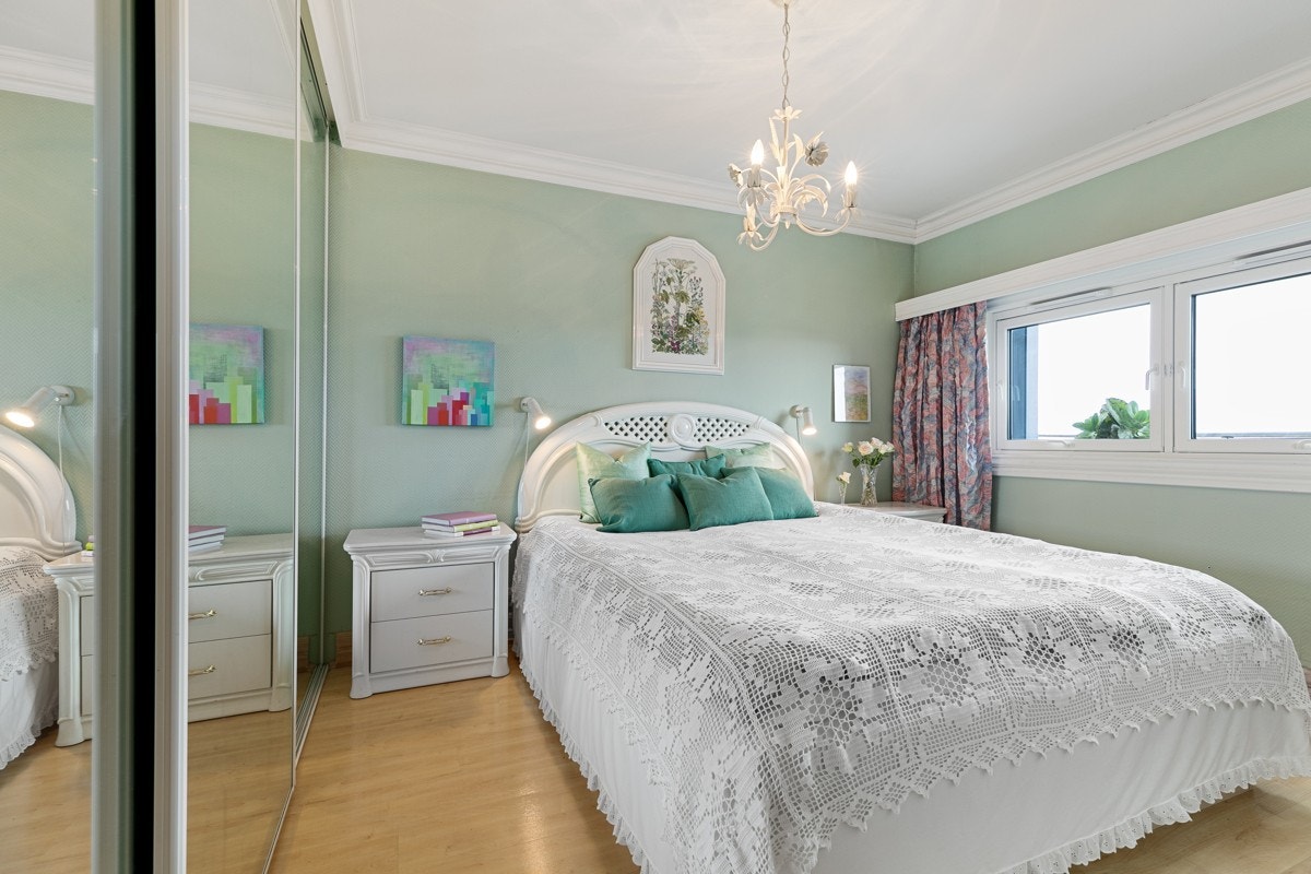 Innbydende hovedsoverom med god plass til dobbeltseng og nattbord på begge sider. Galleribilde