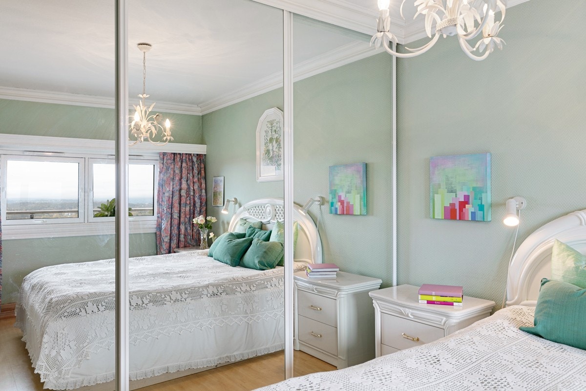 Skyvedørsgarderobe med speilfronter langs den ene veggen. Galleribilde