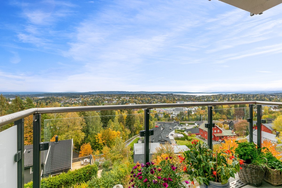 Velkommen til Hiltonåsen 34 - en lys og tiltalende 4-roms leilighet med gode solforhold og panoramautsikt! Galleribilde