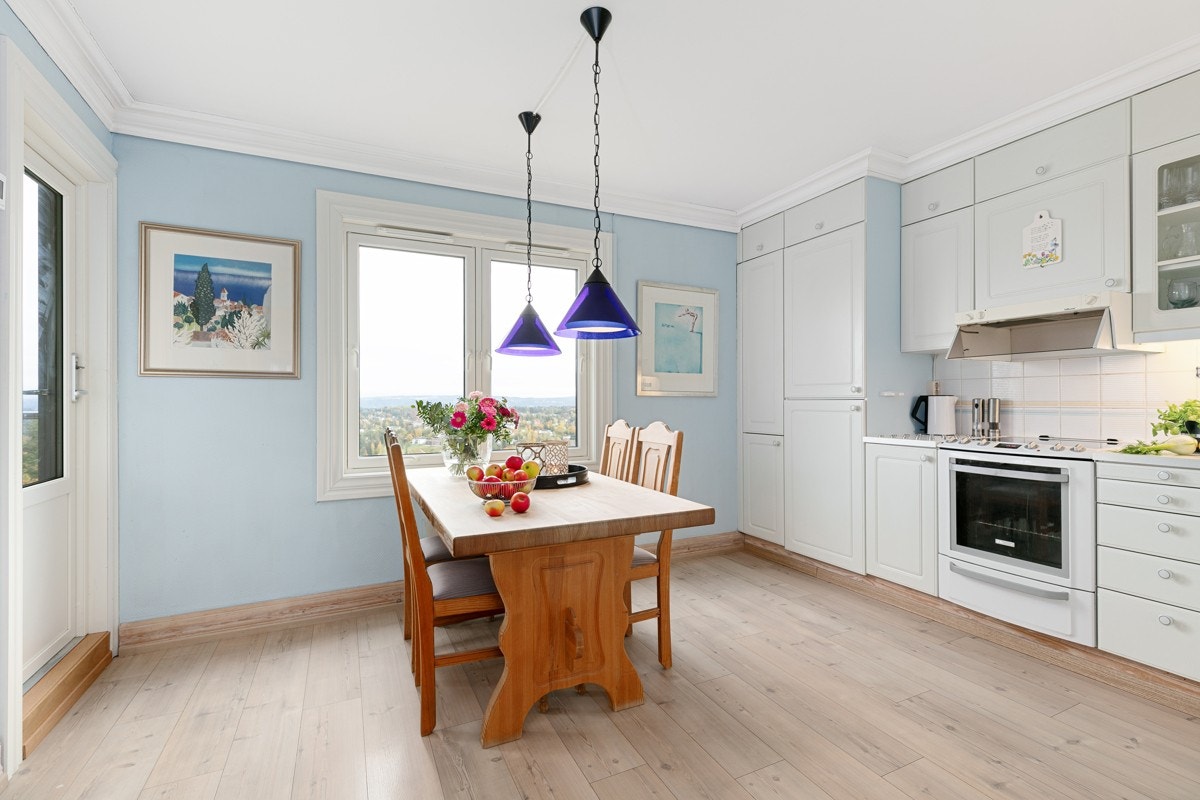 God plass til spisebord på kjøkkenet. Galleribilde