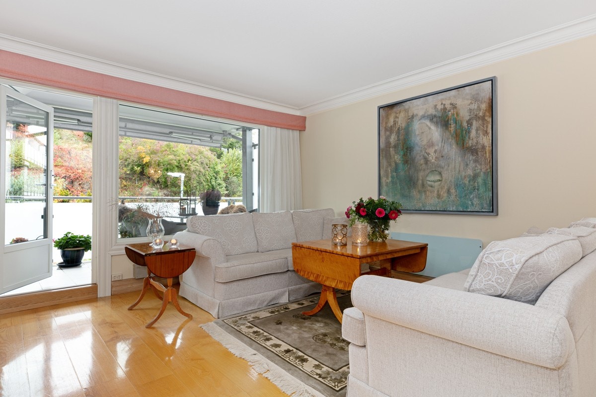 Fra stuen er det utgang til balkong nr.2. Galleribilde