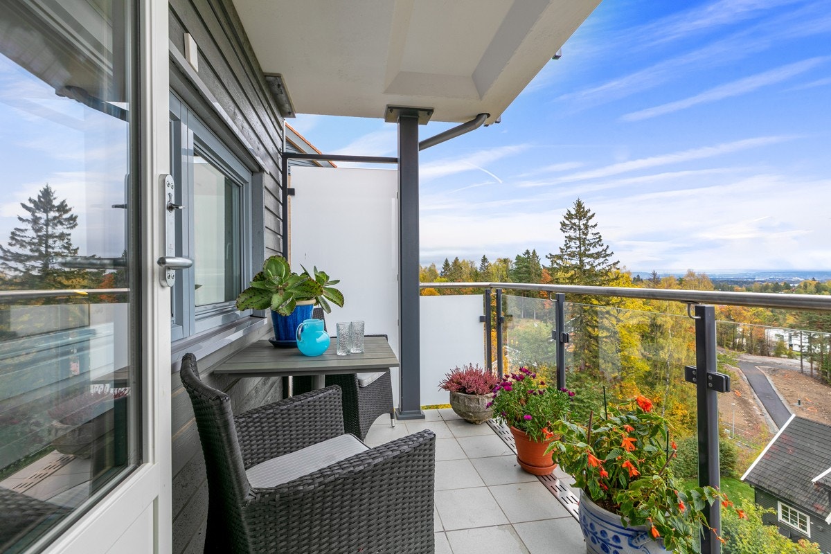Solrik og overbygget balkong med panoramautsikt! Galleribilde