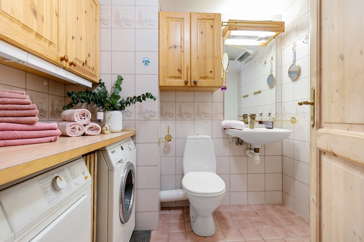 Vellfungerende bad innredet som vaskerom og gjestetoalett. Galleribilde