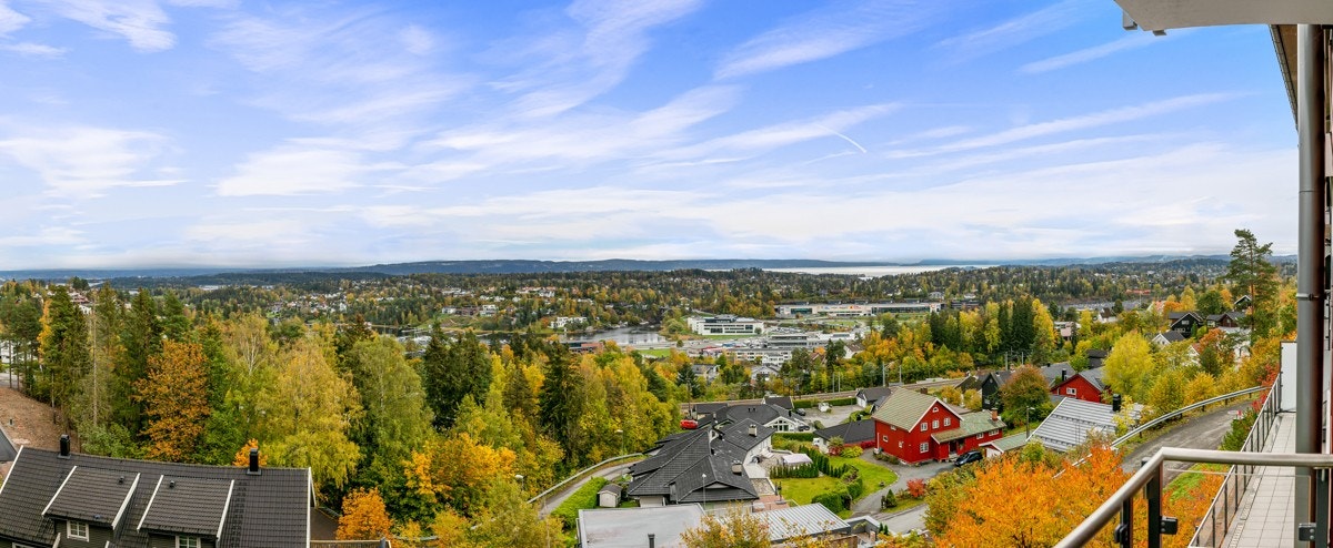 Boligen ligger på et høydedrag med gode solforhold og panoramautsikt! Galleribilde