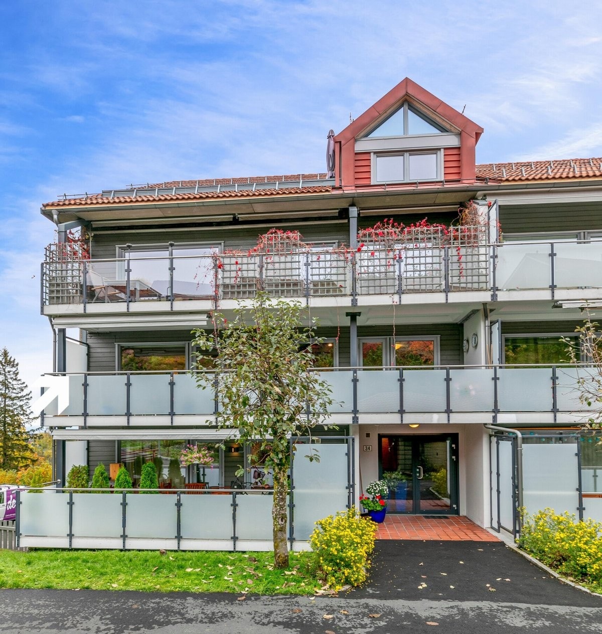 Leiligheten ligger i 2.etg. og blokken har en meget god intern beliggenhet. Galleribilde