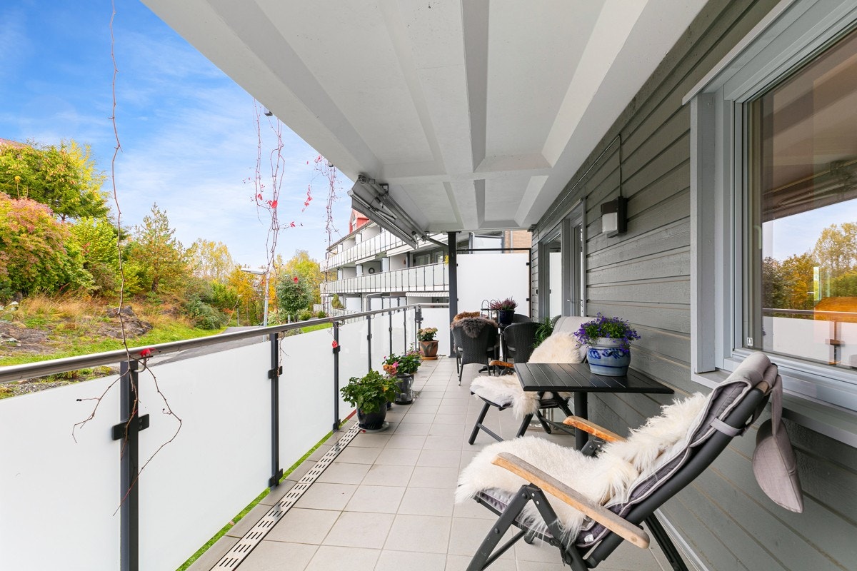 Solrik og overbygget balkong på 21 kvm hvor dagene kan nytes uansett vær! Galleribilde