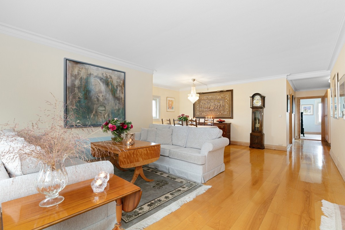 Leiligheten er gjennomgående med mye lys. Galleribilde