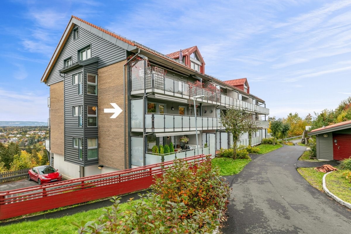 Leiligheten ligger høyt og fritt i 2.etg. - kun en trapp opp! Galleribilde