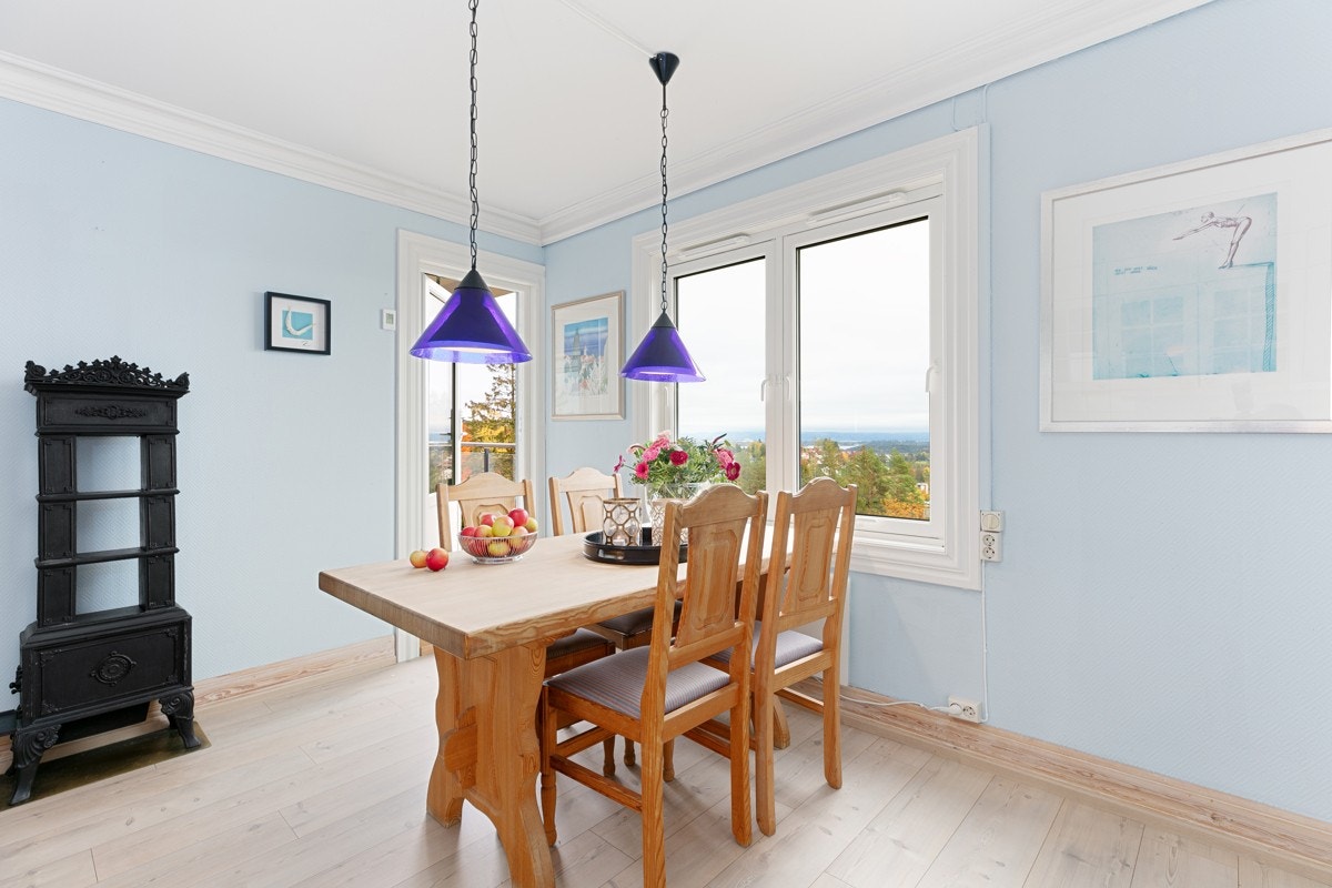 Fra kjøkkenet er det utgang til en solrik frokostbalkong. Galleribilde