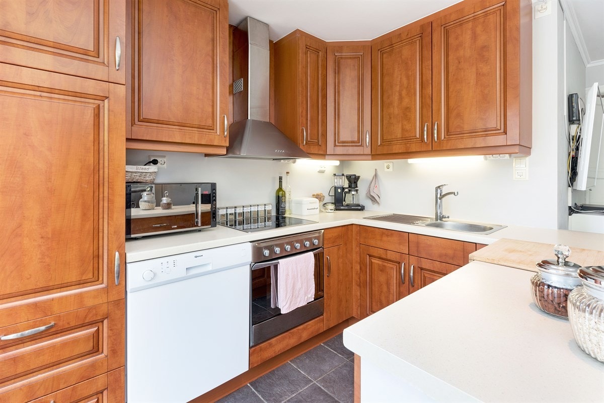 Kjøkkenet har godt med skapplass Galleribilde