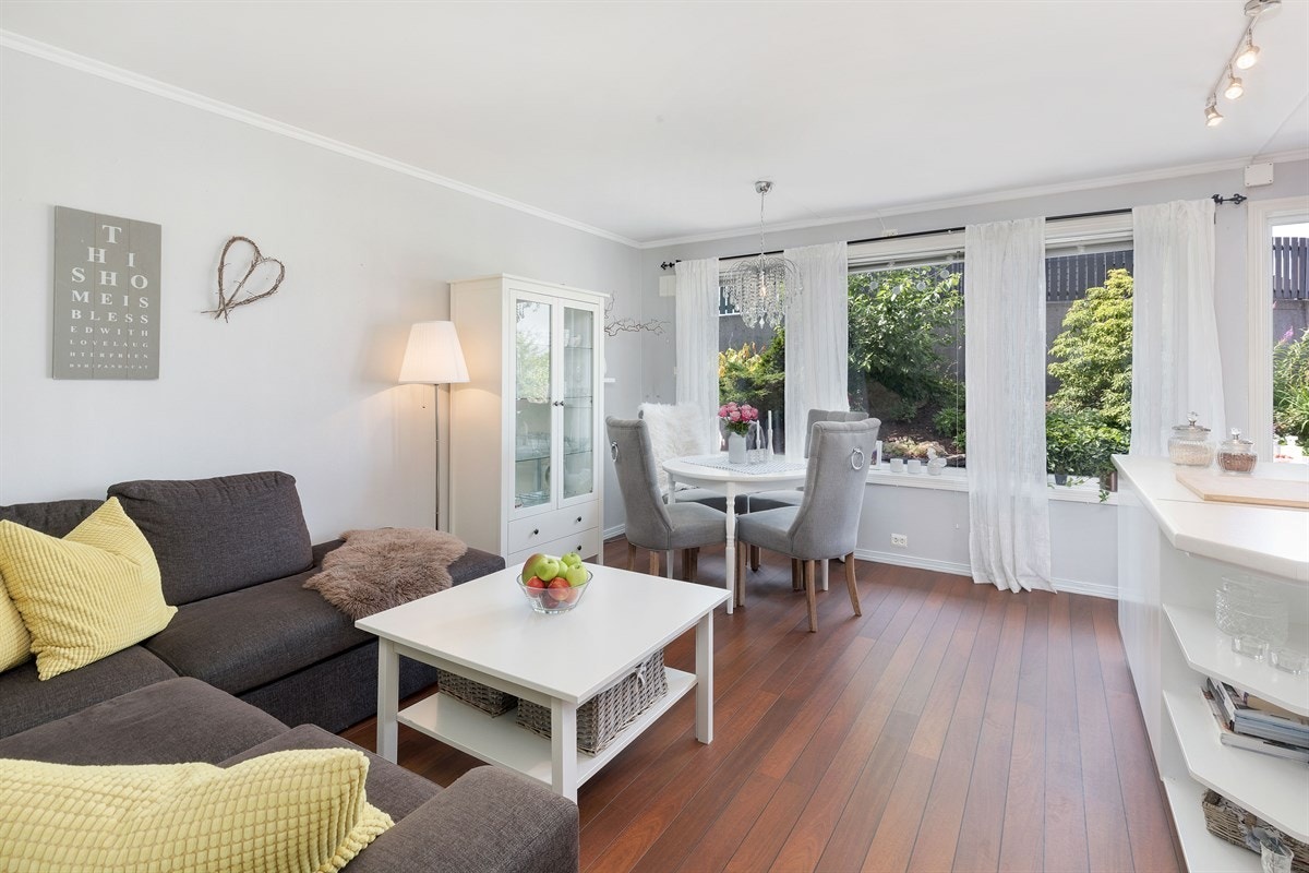 Stuen har store vindusflater som gir godt med lys inn i leiligheten Galleribilde