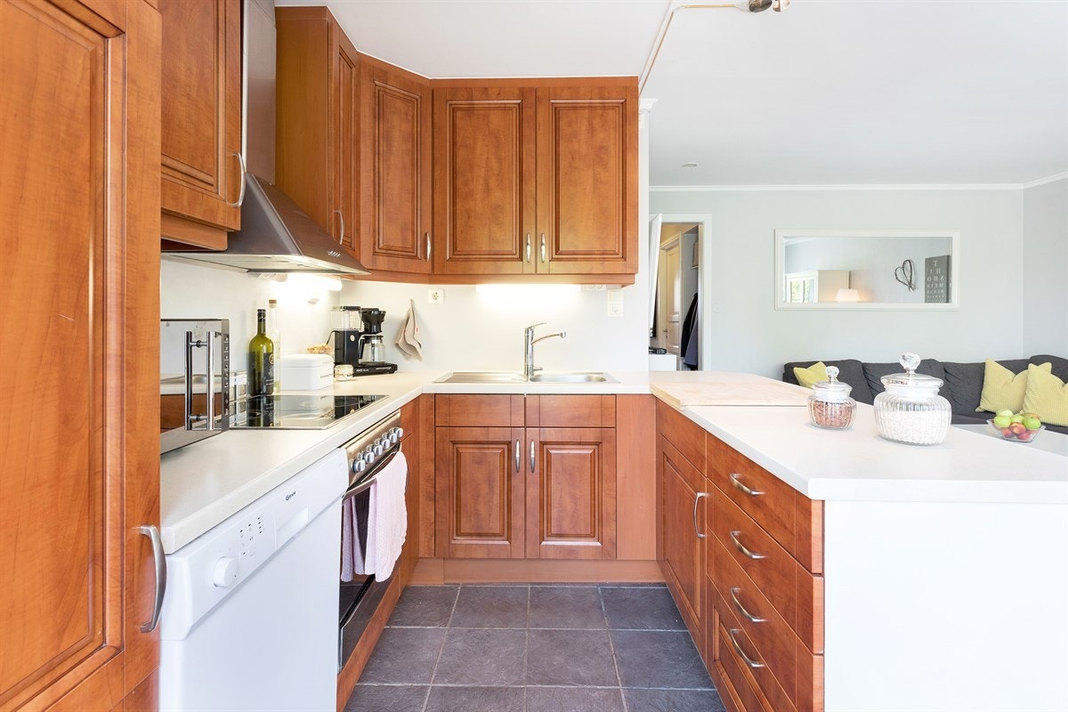 Medfølger hvitevarer som kjøleskap, oppvaskmaskin og komfyr Galleribilde