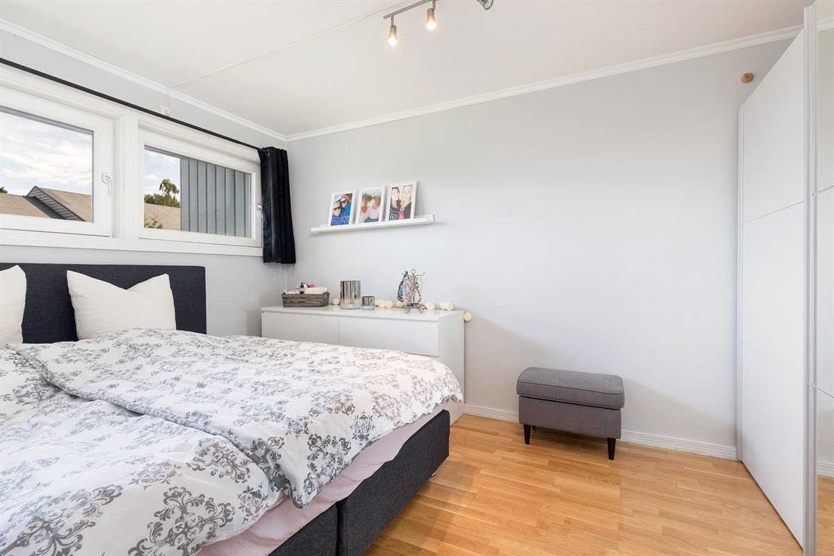 Romslig soverom med god plass til dobbeltseng samt stor skyvedørsgarderobe Galleribilde