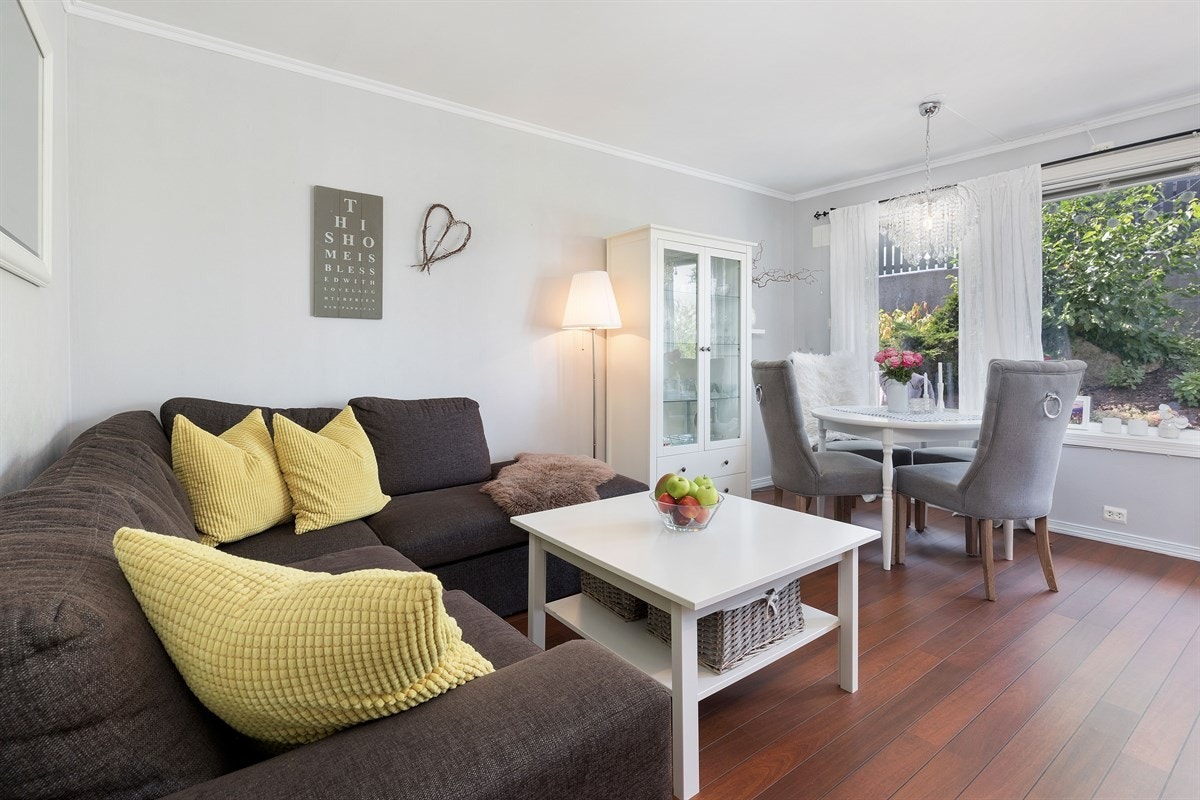 Stue med plass til både sofagruppe og spisebord Galleribilde