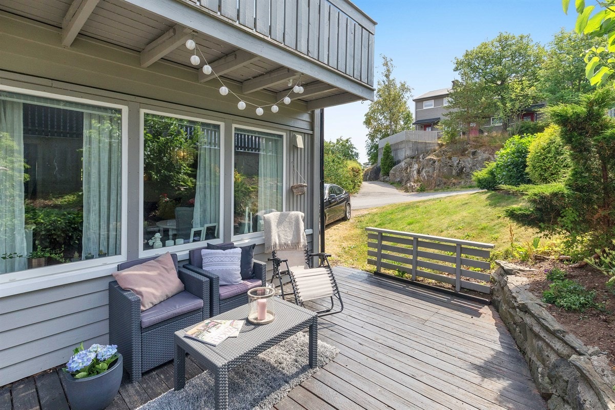 Stor solrik veranda med utgang fra stuen Galleribilde