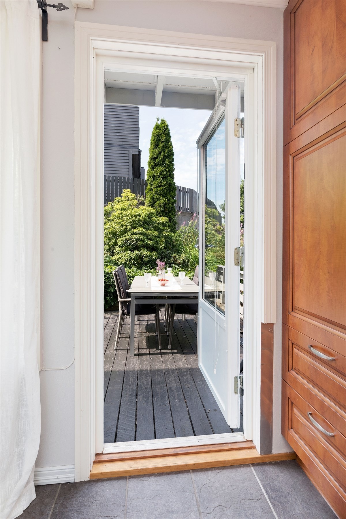 Utgang til solrik platting fra stue/kjøkken Galleribilde