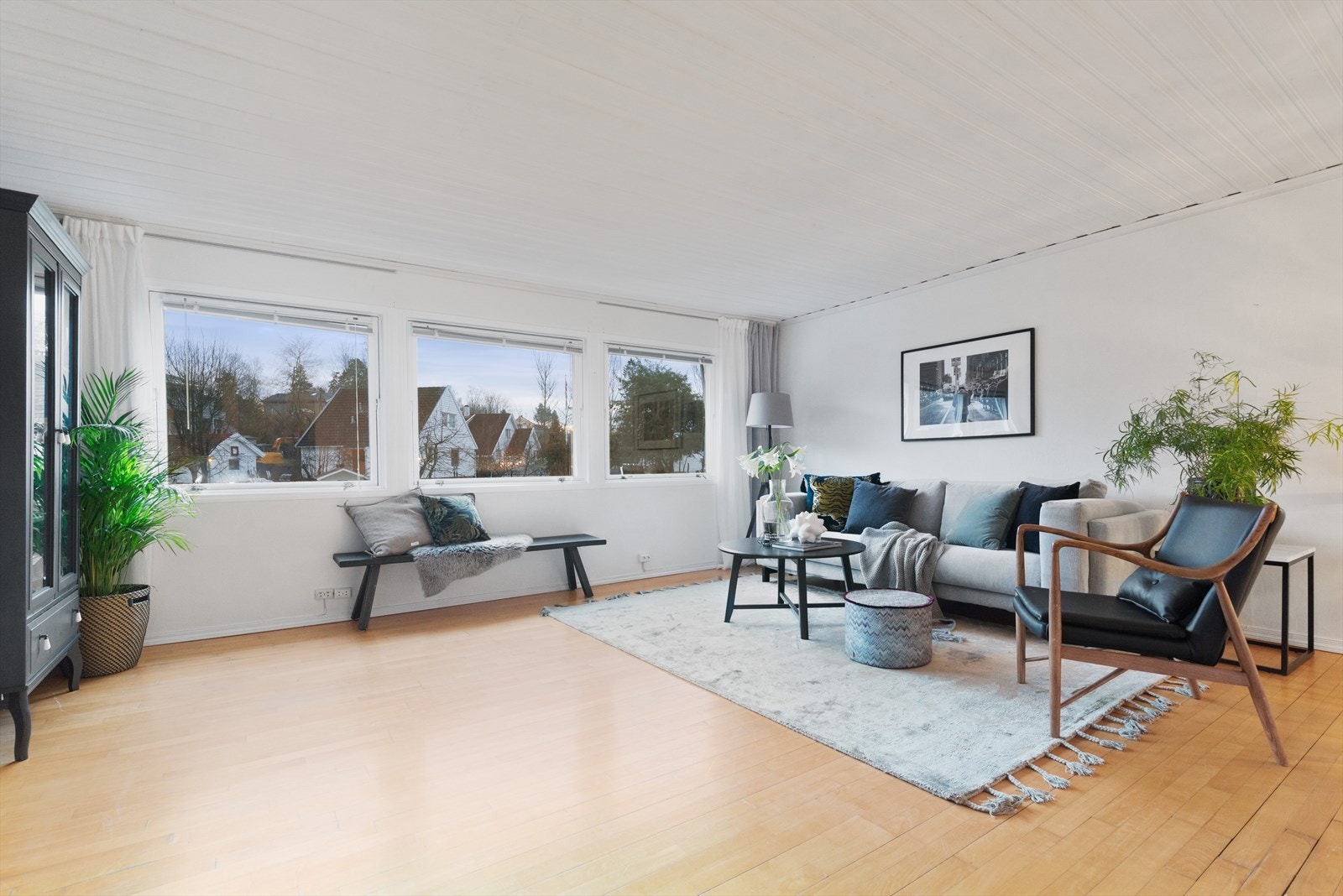 Romslig stue med peis i 2. etasje. Galleribilde