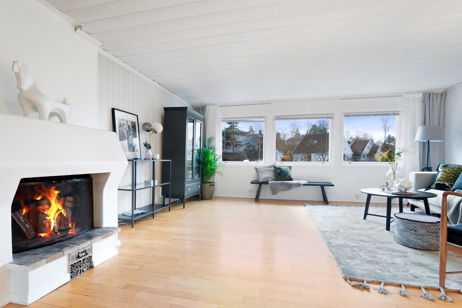 Romslig stue med peis i 2. etasje. Galleribilde