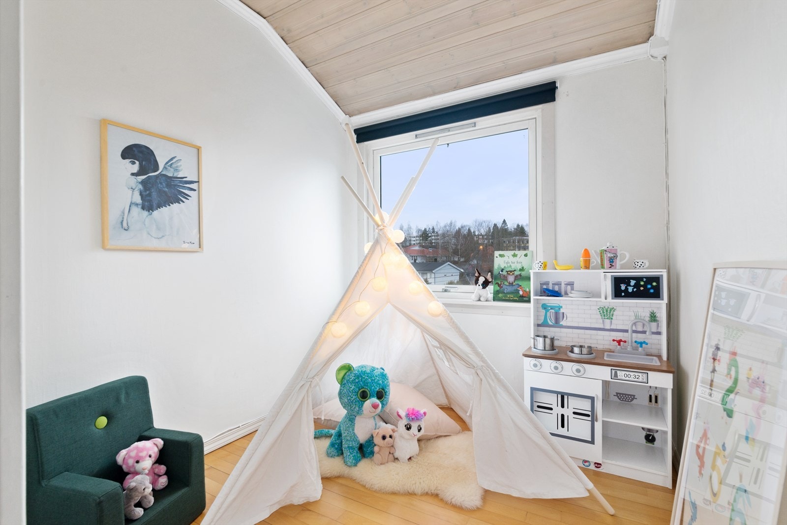 Et mindre, ekstra leke/arbeidsrom i 2. etasje. Galleribilde