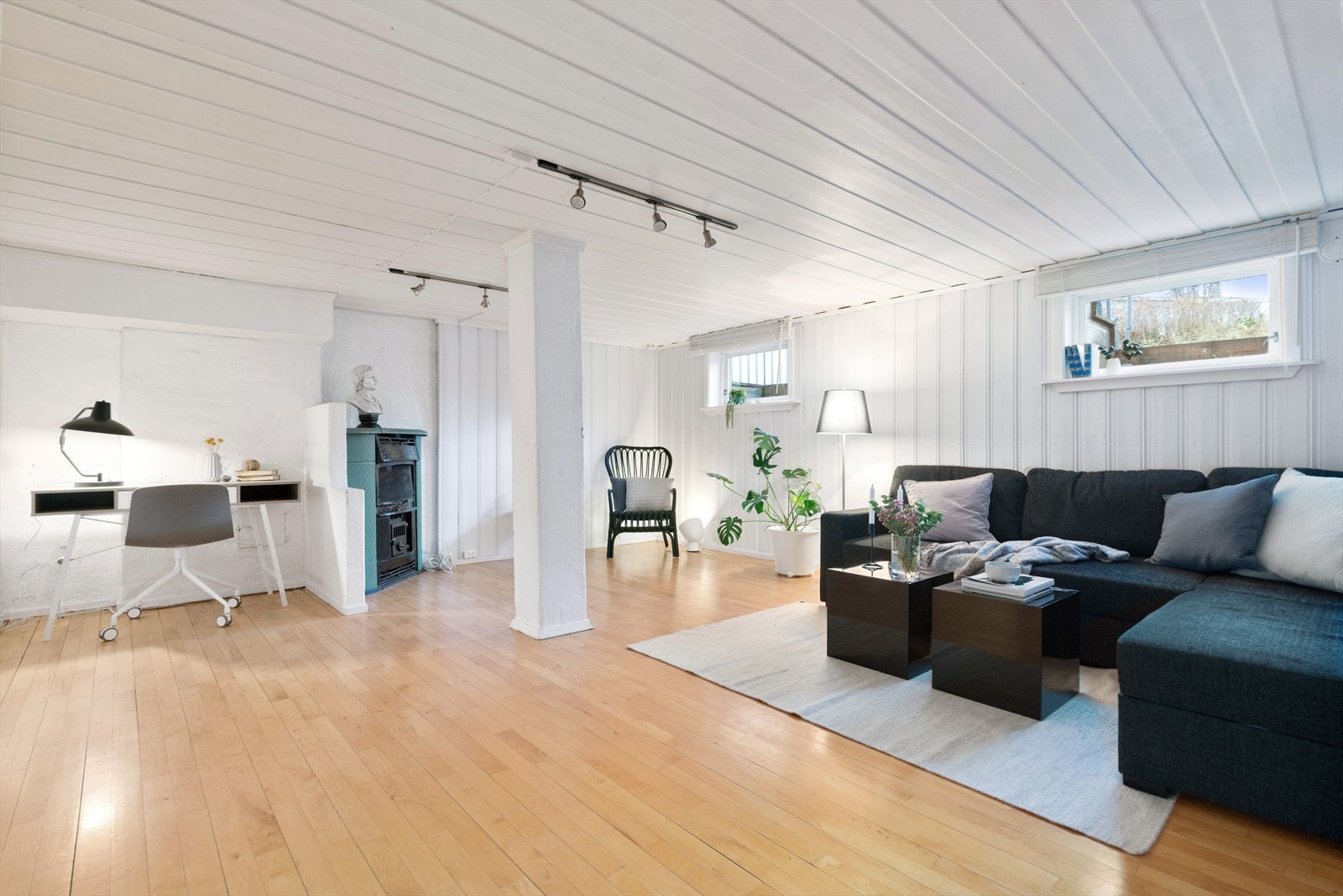 Kjellerstue med peis. Galleribilde