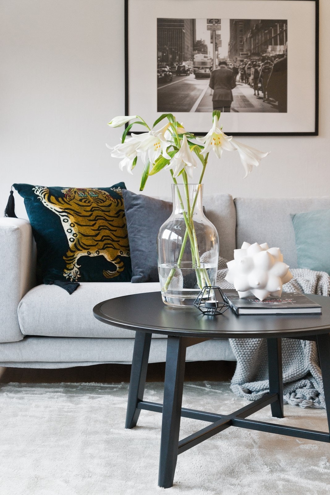 Romslig stue med peis i 2. etasje. Galleribilde