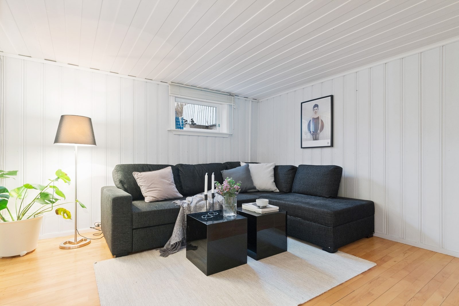 Kjellerstue med peis. Galleribilde