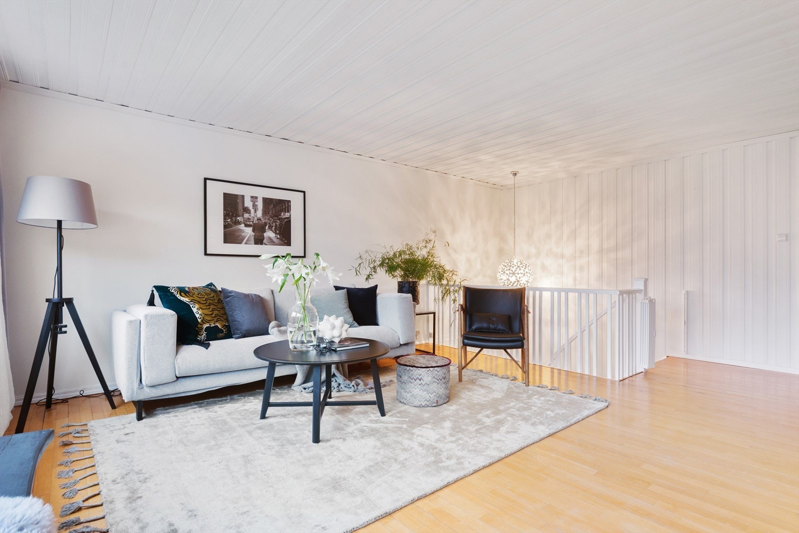 Romslig stue med peis i 2. etasje. Galleribilde