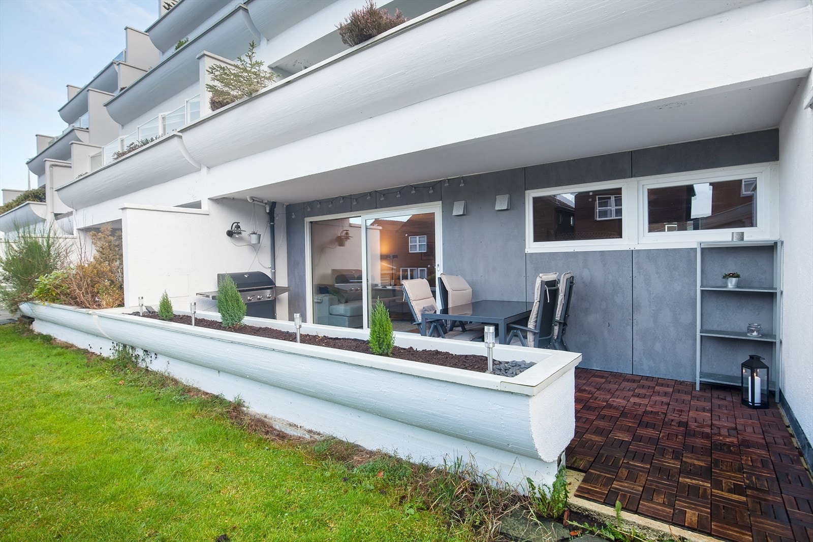 Terrassen har direkte adgang til felles hage Galleribilde