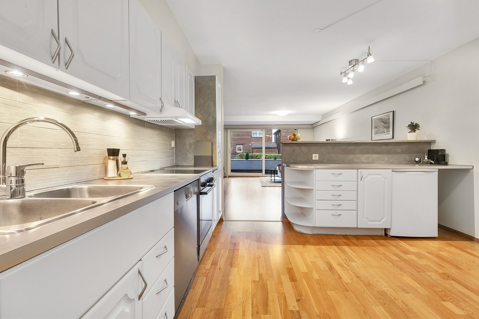 Kjøkkenet har god skap- og benkeplass Galleribilde