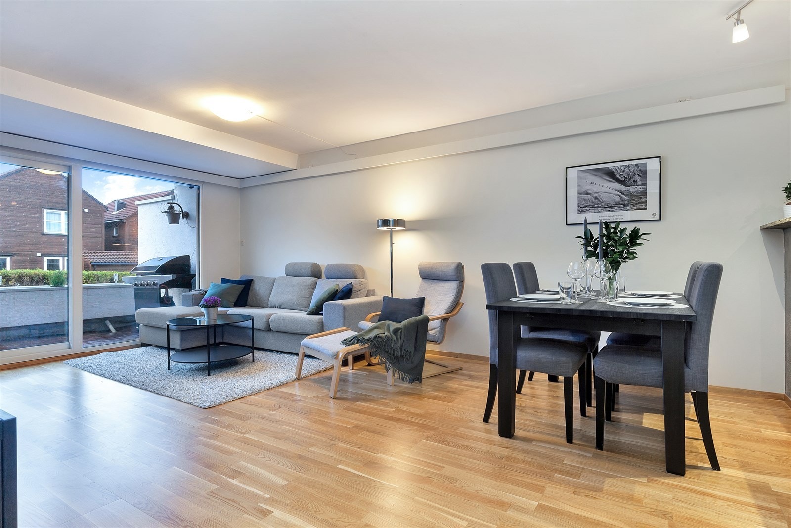 I stueområdet er det god plass til både sofa og spisebord Galleribilde