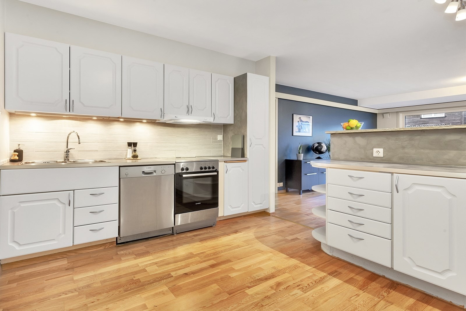 Lyst og praktisk kjøkken med en romslig løsning Galleribilde