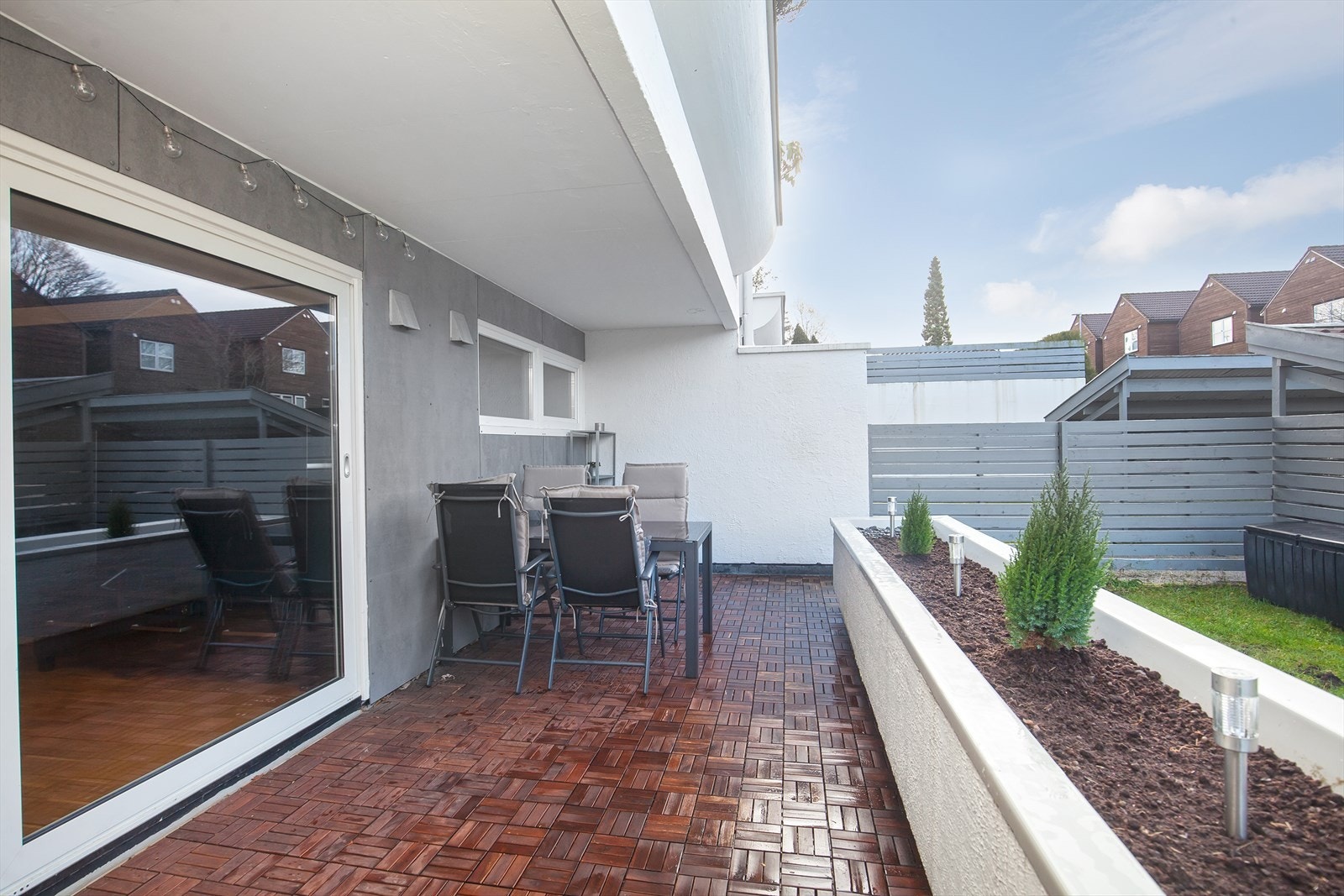 Stor og meget solrik terrasse vendt mot sørvest Galleribilde