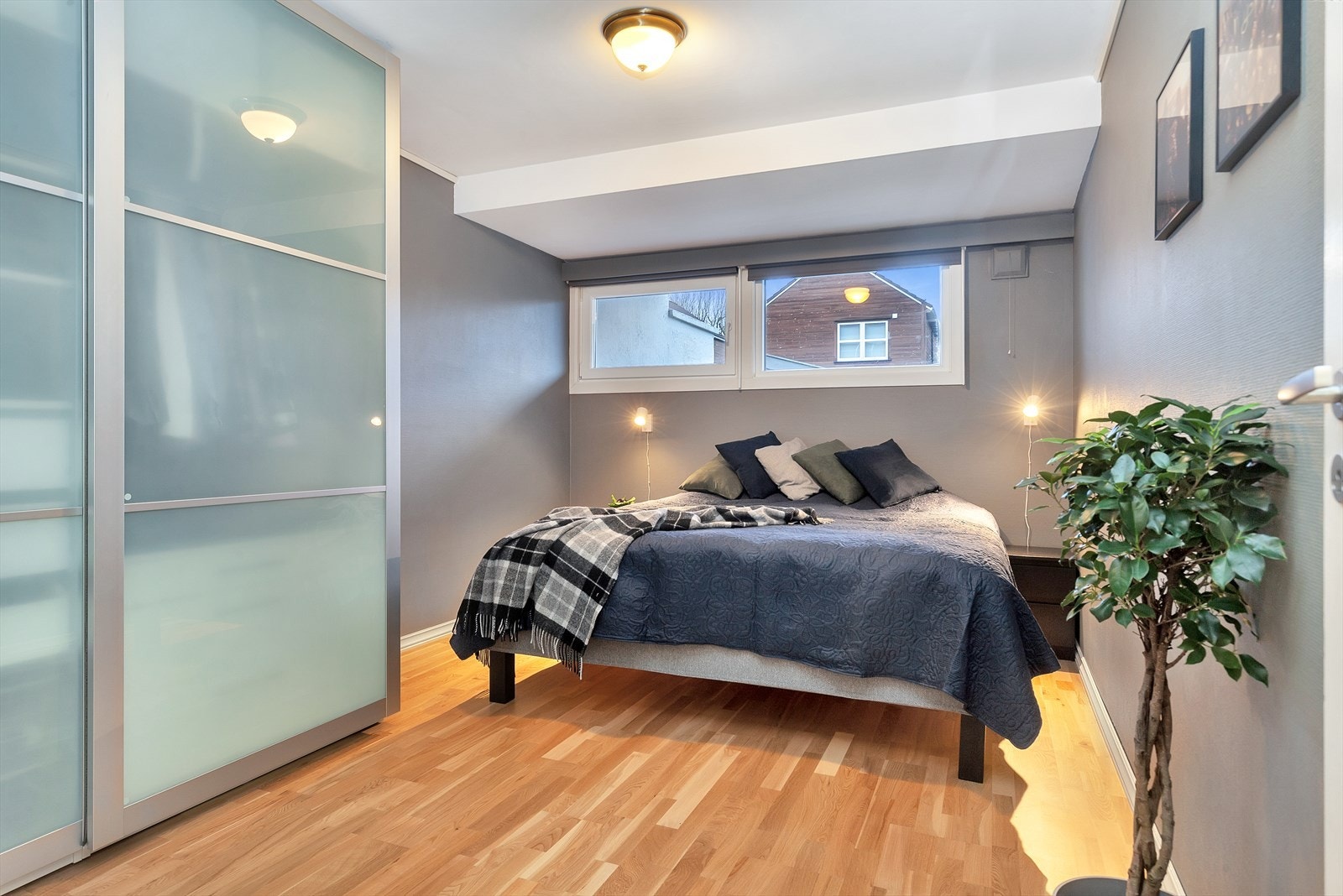 Romslig og koselig soverom Galleribilde